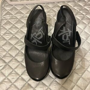 OTBT Black slingback wedges